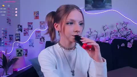 Snapshot of little__caprice chatting on 01-08-26, 07:43 Bella online show from 01-08-26, 07:43