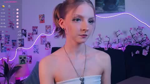 Snapshot of little__caprice chatting on 01-09-26, 07:44 Bella online show from 01-09-26, 07:44