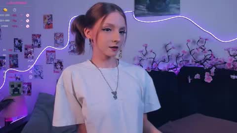 Snapshot of little__caprice chatting on 01-10-26, 08:05 Bella online show from 01-10-26, 08:05