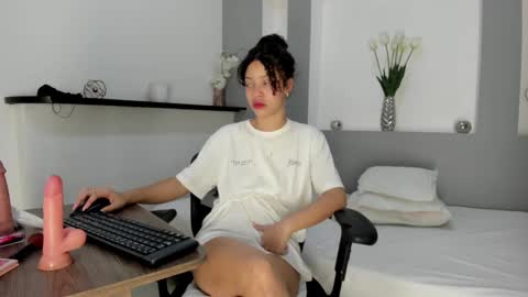 little_carolain online show from 12-24-24, 02:21