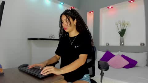 little_carolain online show from 12-31-24, 03:31