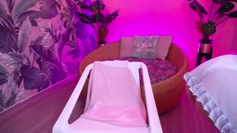 Snapshot of little_paulette chatting on 11-08-25, 01:33 Paulette online show from 11-08-25, 01:33