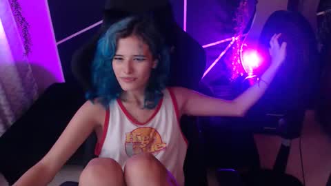 Snapshot of littlenami_ chatting on 10-24-25, 07:43 LAUREN online show from 10-24-25, 07:43