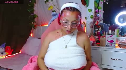 Snapshot of littlerouse_ chatting on 11-01-25, 01:07 Ruby Rouse online show from 11-01-25, 01:07