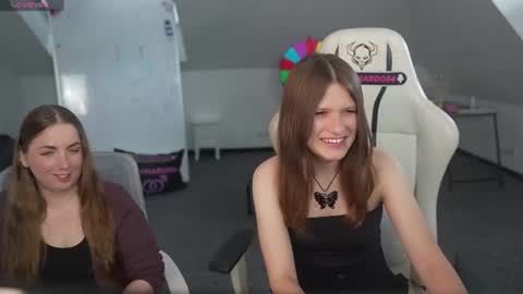 Snapshot of livehub054 chatting on 06-18-26, 10:30 Sheryl online show from 06-18-26, 10:30