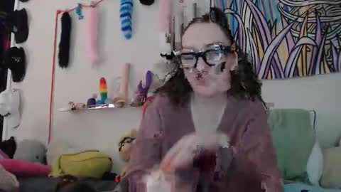 Snapshot of livingtrash chatting on 12-18-25, 10:43 livingtrash online show from 12-18-25, 10:43