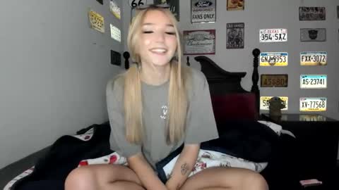 Snapshot of livvywinters chatting on 12-17-25, 06:08 Livvy online show from 12-17-25, 06:08