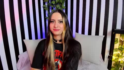 Snapshot of liz_goth chatting on 01-06-26, 02:32 Liz online show from 01-06-26, 02:32