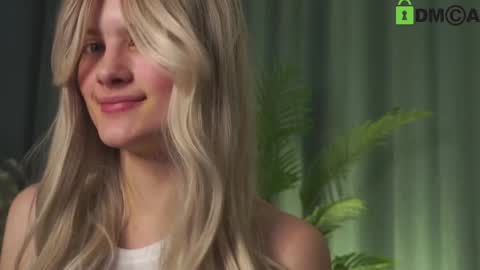 Snapshot of lizbethcoll chatting on 12-29-24, 07:32 Sunnheart online show from 12-29-24, 07:32