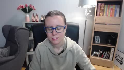 Snapshot of lizzy_sparkle chatting on 11-18-25, 05:23 Lizzy online show from 11-18-25, 05:23