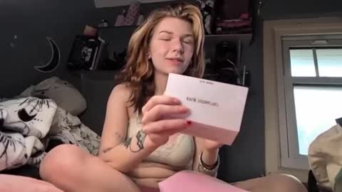 Snapshot of lizzyylovesick chatting on 12-27-24, 02:01 lizzybunny online show from 12-27-24, 02:01