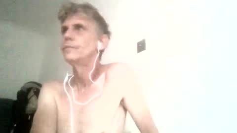 Snapshot of llinklink2 chatting on 09-10-25, 11:43 ellbee online show from 09-10-25, 11:43