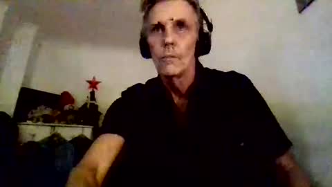 Snapshot of llinklink2 chatting on 10-19-25, 09:26 ellbee online show from 10-19-25, 09:26