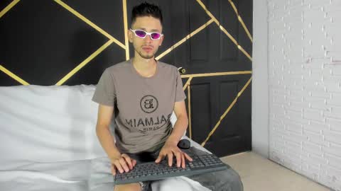 Snapshot of logan_rogers chatting on 10-09-25, 01:53 Logan Rogers online show from 10-09-25, 01:53