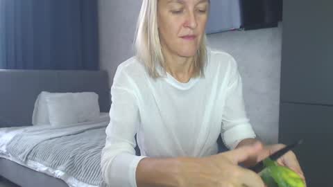 Lola online show from 10-06-25, 06:44