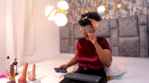 lola online show from 10-05-25, 04:22