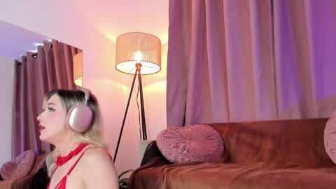 Snapshot of lollypetitte_ chatting on 05-17-26, 07:43 Lolly online show from 05-17-26, 07:43