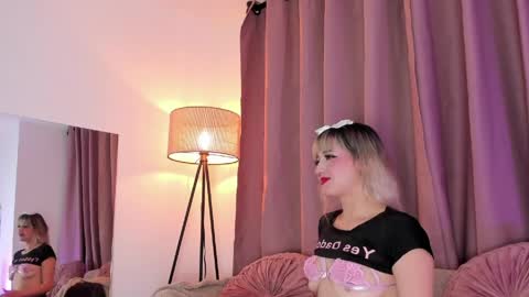 Snapshot of lollypetitte_ chatting on 05-21-26, 11:01 Lolly online show from 05-21-26, 11:01