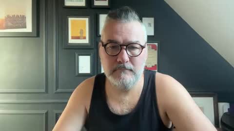 Snapshot of londongent2023 chatting on 02-04-26, 11:05 EnglishBear online show from 02-04-26, 11:05