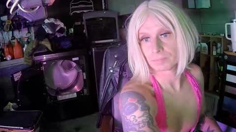 Snapshot of longbeachcd69 chatting on 12-18-25, 11:33 longbeachcd69 online show from 12-18-25, 11:33