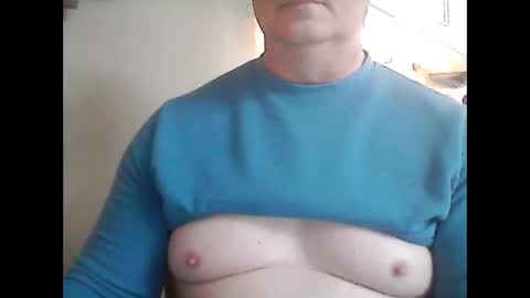 Snapshot of look823 chatting on 10-31-25, 02:18 look823 online show from 10-31-25, 02:18