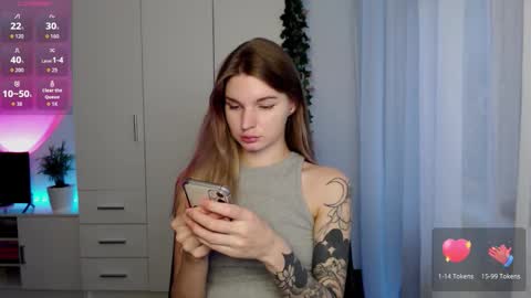 Snapshot of lookluna chatting on 11-30-25, 11:25 Luna online show from 11-30-25, 11:25