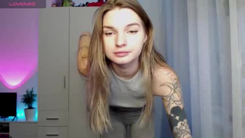 Snapshot of lookluna chatting on 12-02-25, 11:59 Luna online show from 12-02-25, 11:59