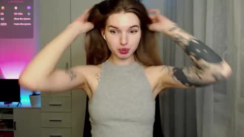 Snapshot of lookluna chatting on 12-15-25, 06:28 Luna online show from 12-15-25, 06:28