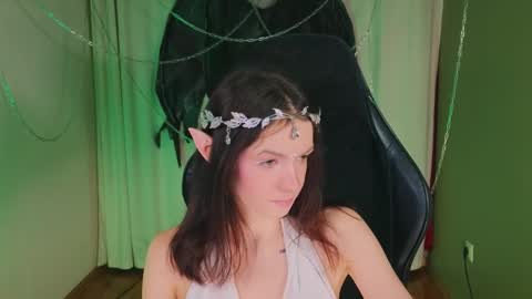 Snapshot of loonacom chatting on 10-30-25, 08:53 Luna online show from 10-30-25, 08:53