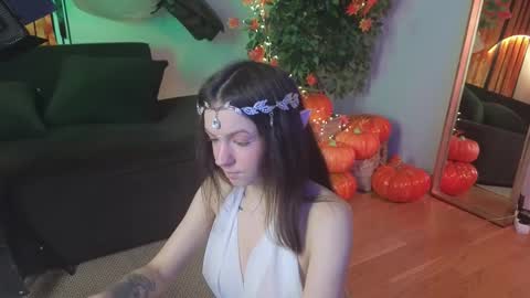 Snapshot of loonacom chatting on 10-31-25, 08:43 Luna online show from 10-31-25, 08:43