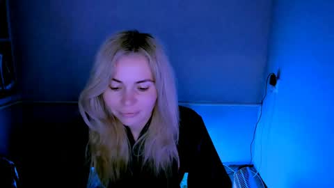 Lora online show from 04-22-26, 02:25