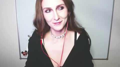 Lora  online show from 04-17-26, 10:57