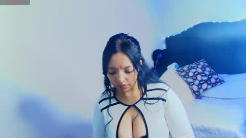 Snapshot of loren_44tits chatting on 05-19-26, 10:05 Loren online show from 05-19-26, 10:05