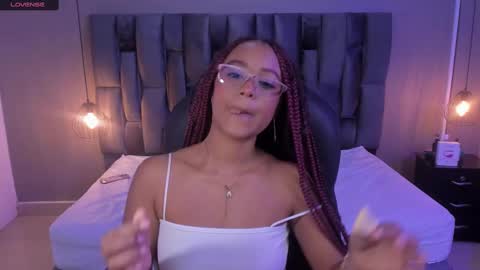 Snapshot of lorena_vieira_ chatting on 02-27-25, 05:58 Lorena Vieira  online show from 02-27-25, 05:58