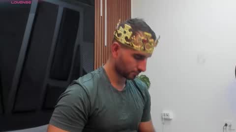  L O R E N Z O  Thumbs Up help  online show from 11-01-25, 05:37