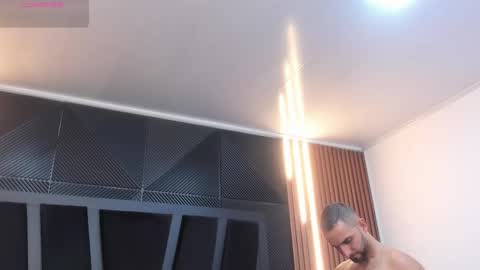  L O R E N Z O  Thumbs Up help  online show from 11-22-25, 05:12