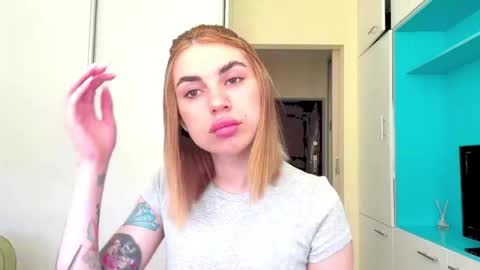 Snapshot of lorettahalechko chatting on 06-09-26, 10:05 Mia online show from 06-09-26, 10:05