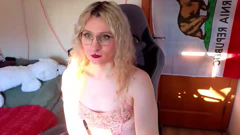 Lori -----------------------------------    online show from 02-18-26, 12:23