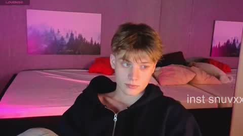 Snapshot of louie_evans chatting on 11-17-25, 03:51 louie_evans online show from 11-17-25, 03:51