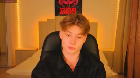 Snapshot of louie_evans chatting on 11-18-25, 08:46 louie_evans online show from 11-18-25, 08:46