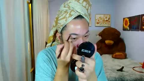 Snapshot of louie_sexy chatting on 11-01-25, 09:00 Cathy online show from 11-01-25, 09:00