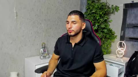 Snapshot of louis_connor chatting on 12-04-25, 02:10 Louis online show from 12-04-25, 02:10