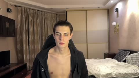 Snapshot of louis_preston chatting on 01-10-25, 02:35 Mark online show from 01-10-25, 02:35