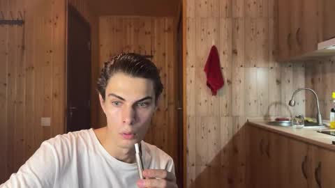 Snapshot of louis_preston chatting on 10-17-25, 02:15 Mark online show from 10-17-25, 02:15