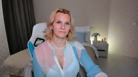 Snapshot of louisa_bay chatting on 12-18-24, 02:28 Louisa online show from 12-18-24, 02:28