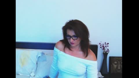 Snapshot of louisebella chatting on 05-25-26, 11:11 louisebella online show from 05-25-26, 11:11