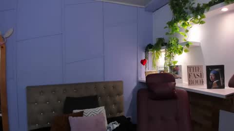 Louren Fox online show from 12-15-25, 11:36