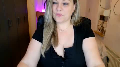 Snapshot of love_kimx chatting on 06-11-26, 06:22 Love Kimx online show from 06-11-26, 06:22