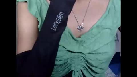 Snapshot of love_riva chatting on 10-25-25, 11:40 Riva online show from 10-25-25, 11:40