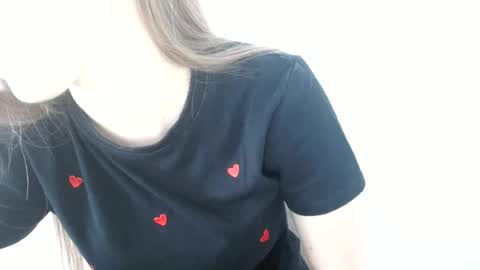 Snapshot of love_vivian chatting on 06-23-26, 10:02 Vivian online show from 06-23-26, 10:02